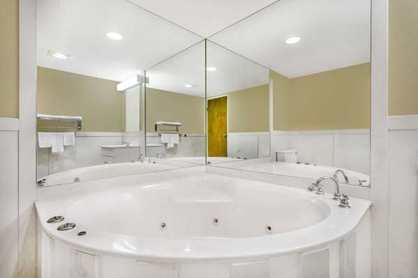 Suite - Super 8 Hotel Bentonville - I-49, Exit 85