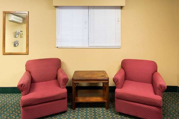  - Super 8 Hotel Mendota - I-39, Exit 72