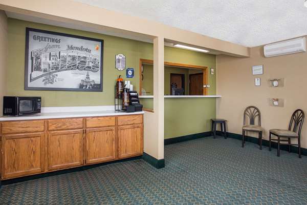  - Super 8 Hotel Mendota - I-39, Exit 72