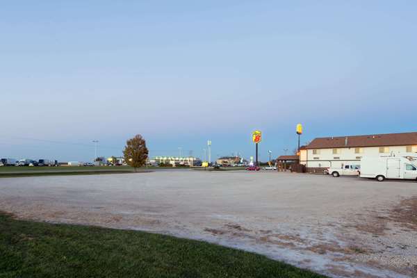  - Super 8 Hotel Mendota - I-39, Exit 72