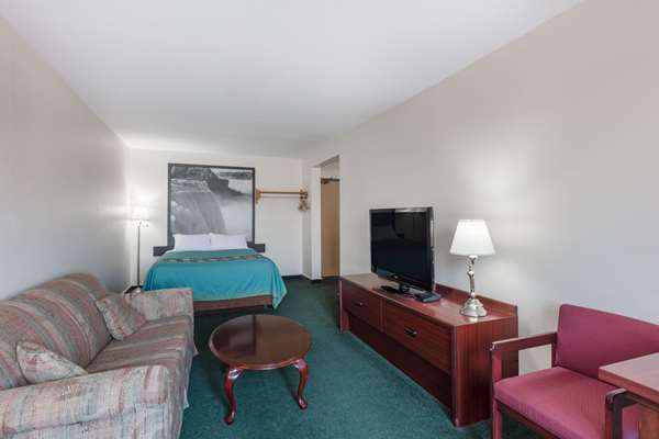 Suite - Super 8 Hotel Moose Jaw