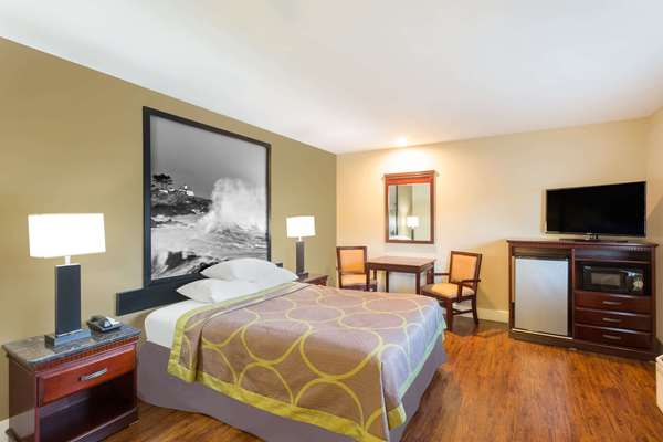  - Super 8 Motel Martinez