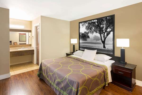  - Super 8 Motel Martinez