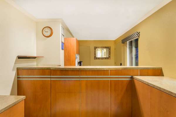  - Super 8 Motel Martinez