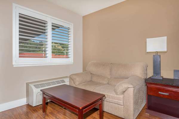  - Super 8 Motel Martinez