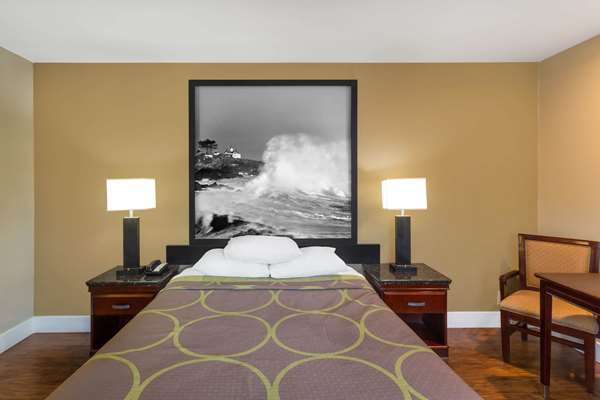  - Super 8 Motel Martinez