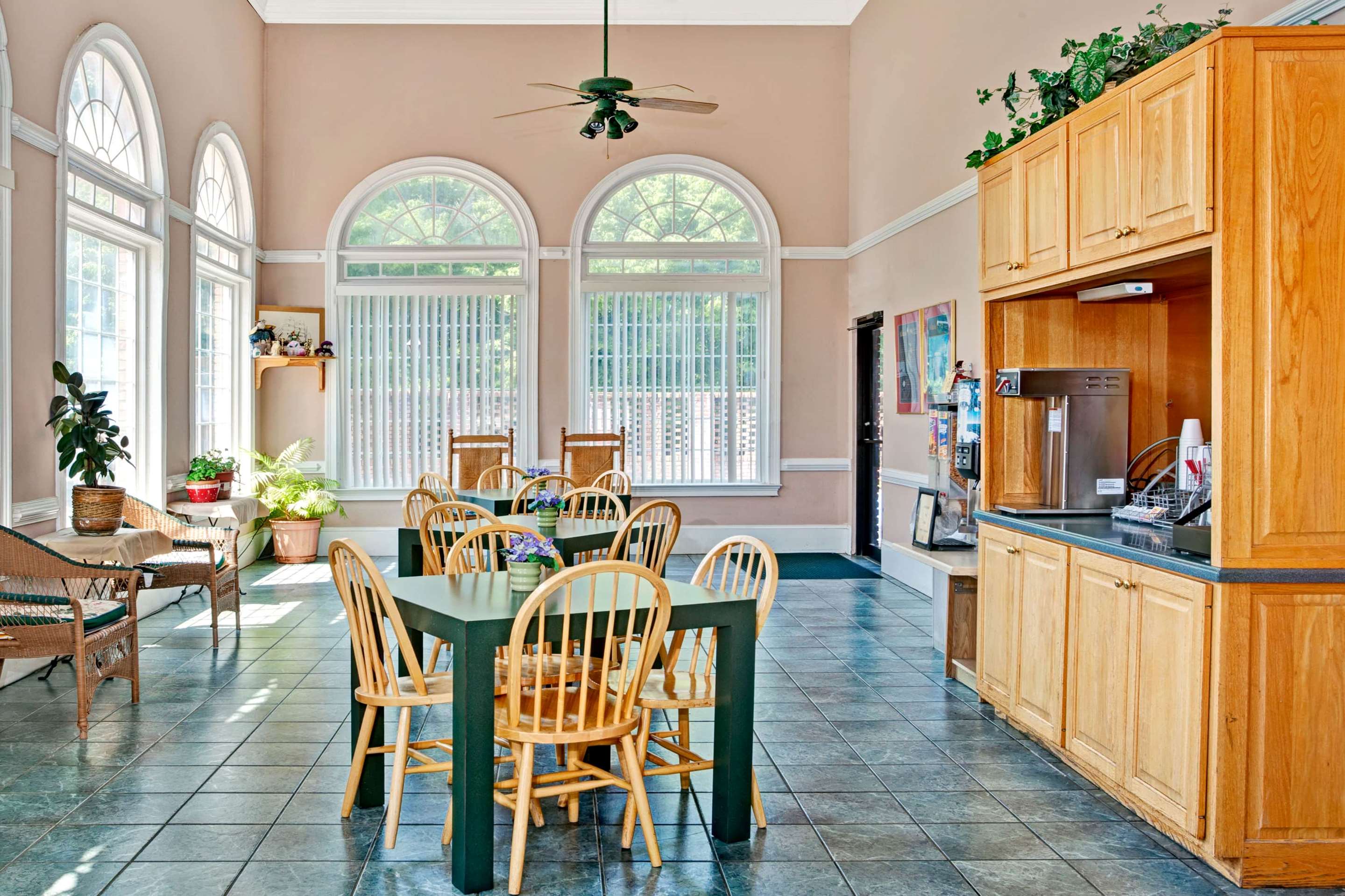 Breakfast Area | Super 8 by Wyndham Marietta/West/Atl Area
