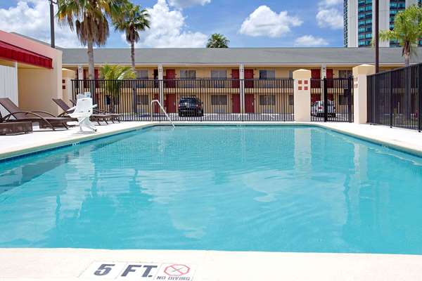Pool - Super 8 Motel Universal Studios Orlando - I-4, Exit 75B