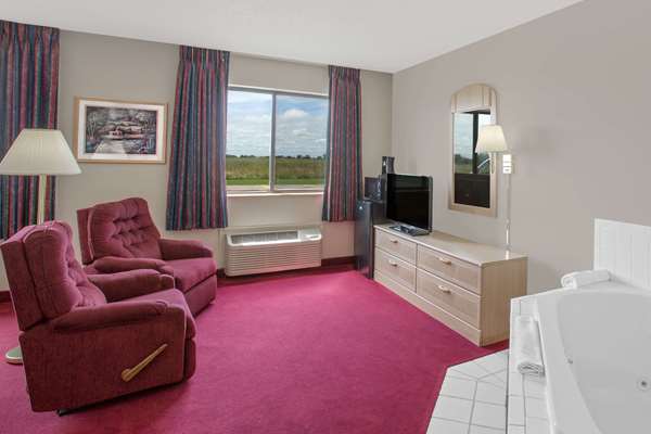 Suite - Super 8 Hotel Bethany