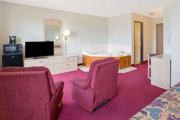 Suite - Super 8 Hotel Bethany