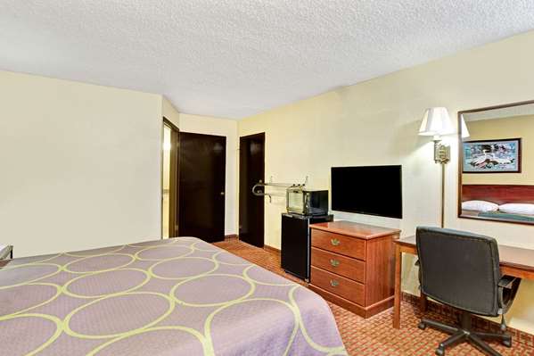  - Super 8 Motel Shawnee - I-40, Exit 186