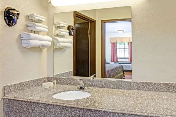  - Super 8 Motel Shawnee - I-40, Exit 186