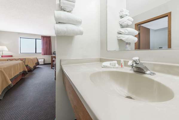  - Super 8 Hotel Smithville Lake