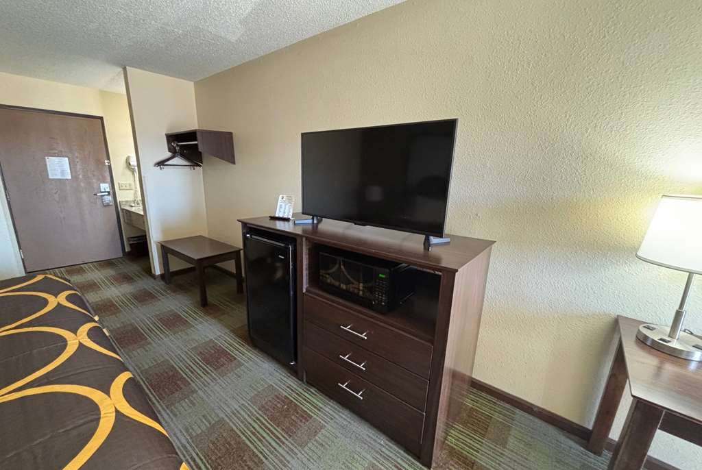 SUPER 8 BY WYNDHAM LINCOLN-guestroom-Guest Room,On-Site.jpg