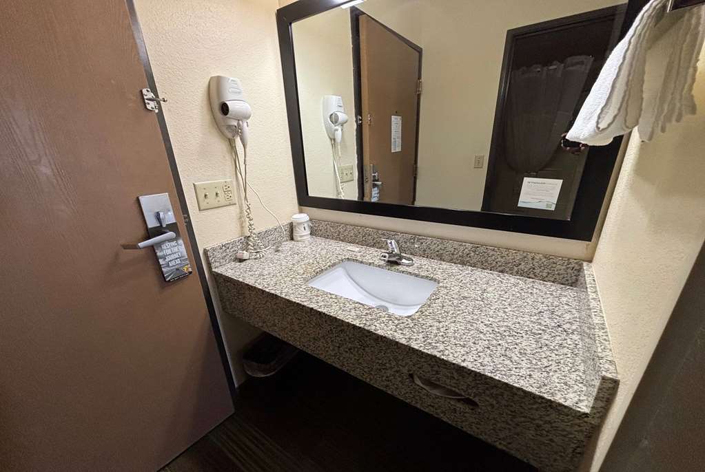 SUPER 8 BY WYNDHAM LINCOLN-guestroom-Guest Room,Bathroom,On-Site.jpg