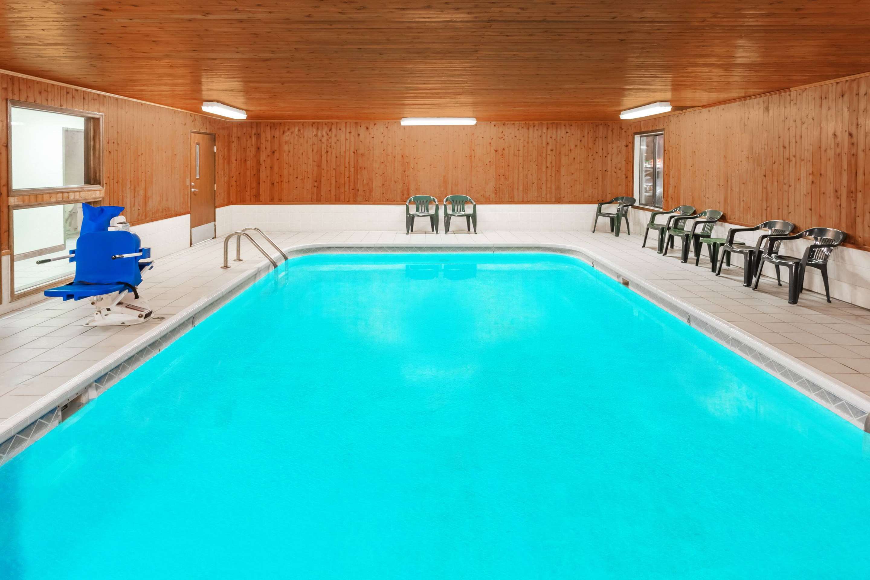 Pool | Super 8 by Wyndham Lincoln