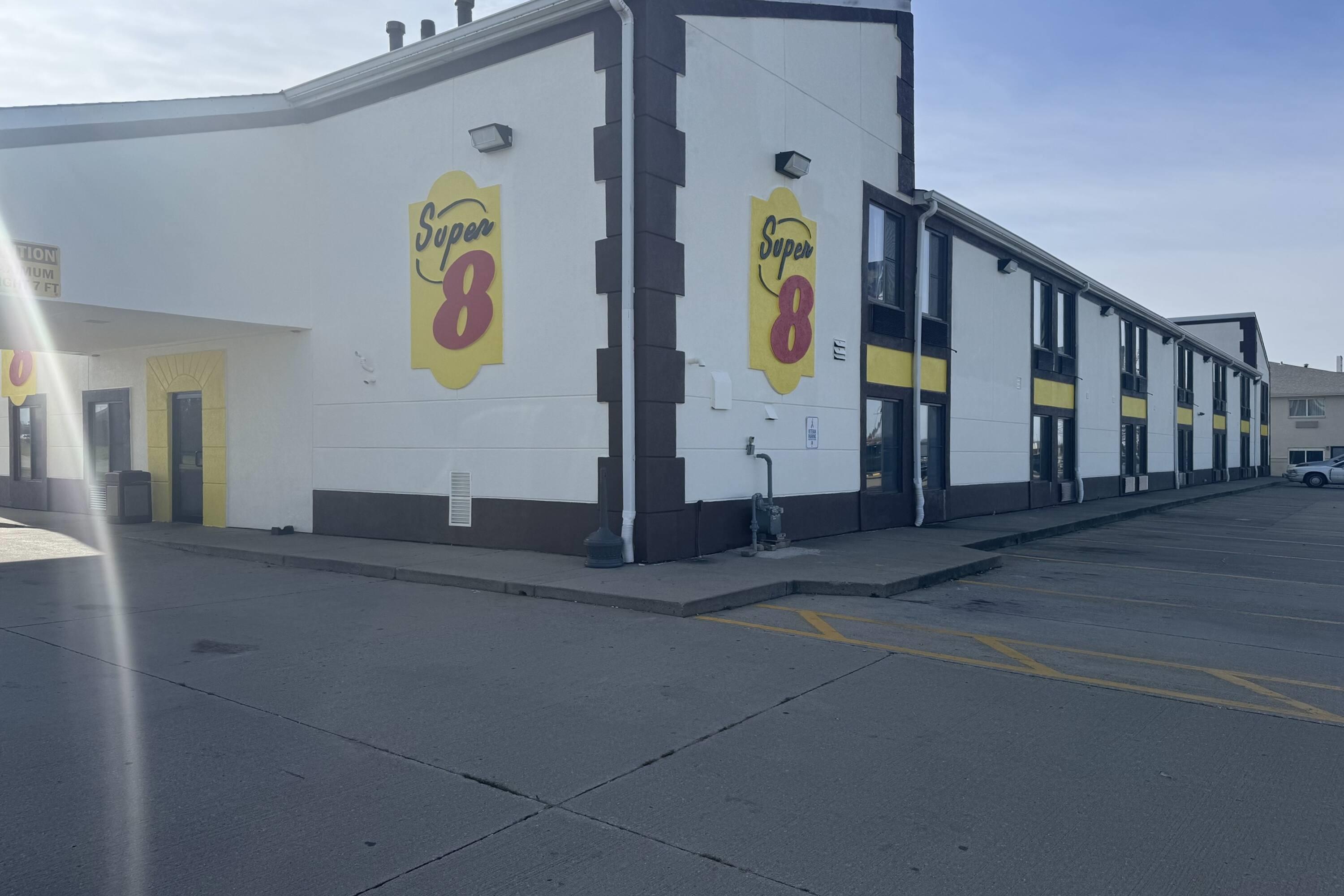Exterior | Super 8 by Wyndham Lincoln