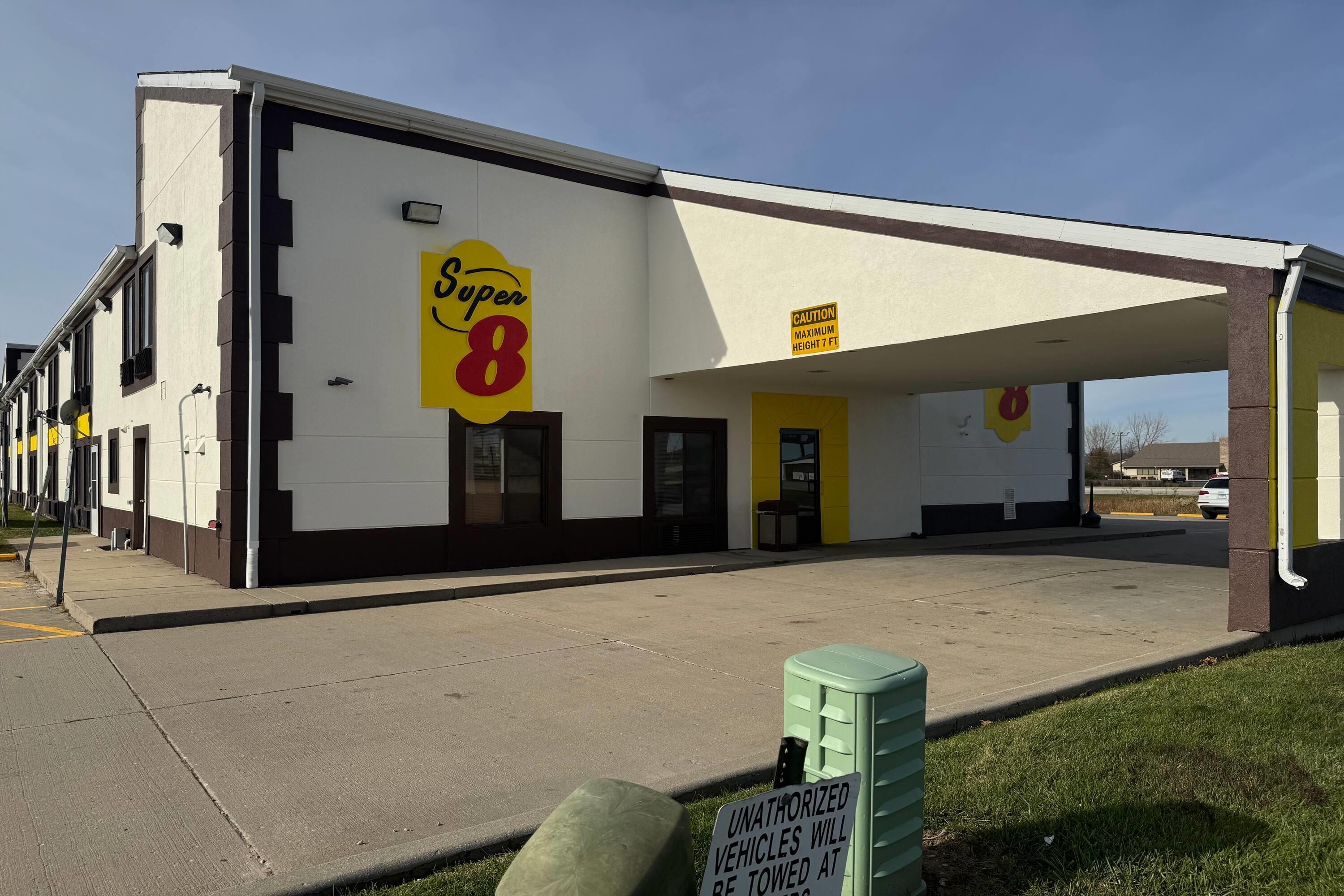 Exterior | Super 8 by Wyndham Lincoln