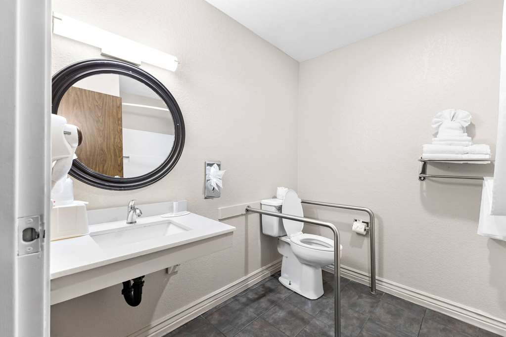 SUPER 8 BY WYNDHAM GOODYEAR/PHOENIX-guestroom-Guest Room,Bathroom,Accessibility,On-Site.jpg