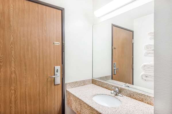  - Super 8 Hotel Marshall - I-70, Exit 147