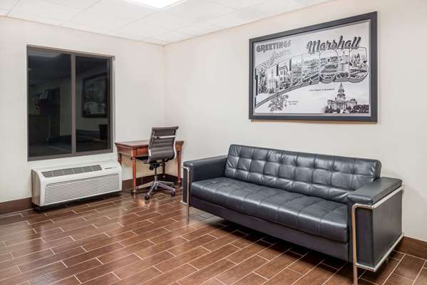  - Super 8 Hotel Marshall - I-70, Exit 147