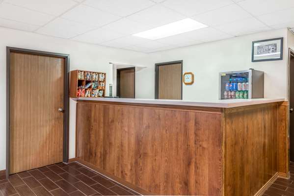  - Super 8 Hotel Marshall - I-70, Exit 147