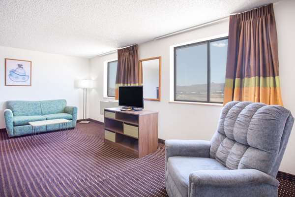 Suite - Super 8 Hotel Kingman - I-40, Exit 53