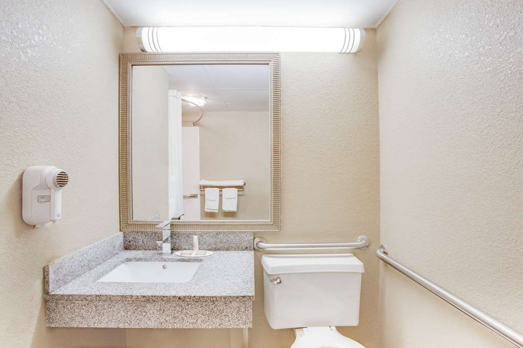 SUPER 8 BY WYNDHAM MORRILTON-guestroom-Guest Room,Bathroom,On-Site.jpg