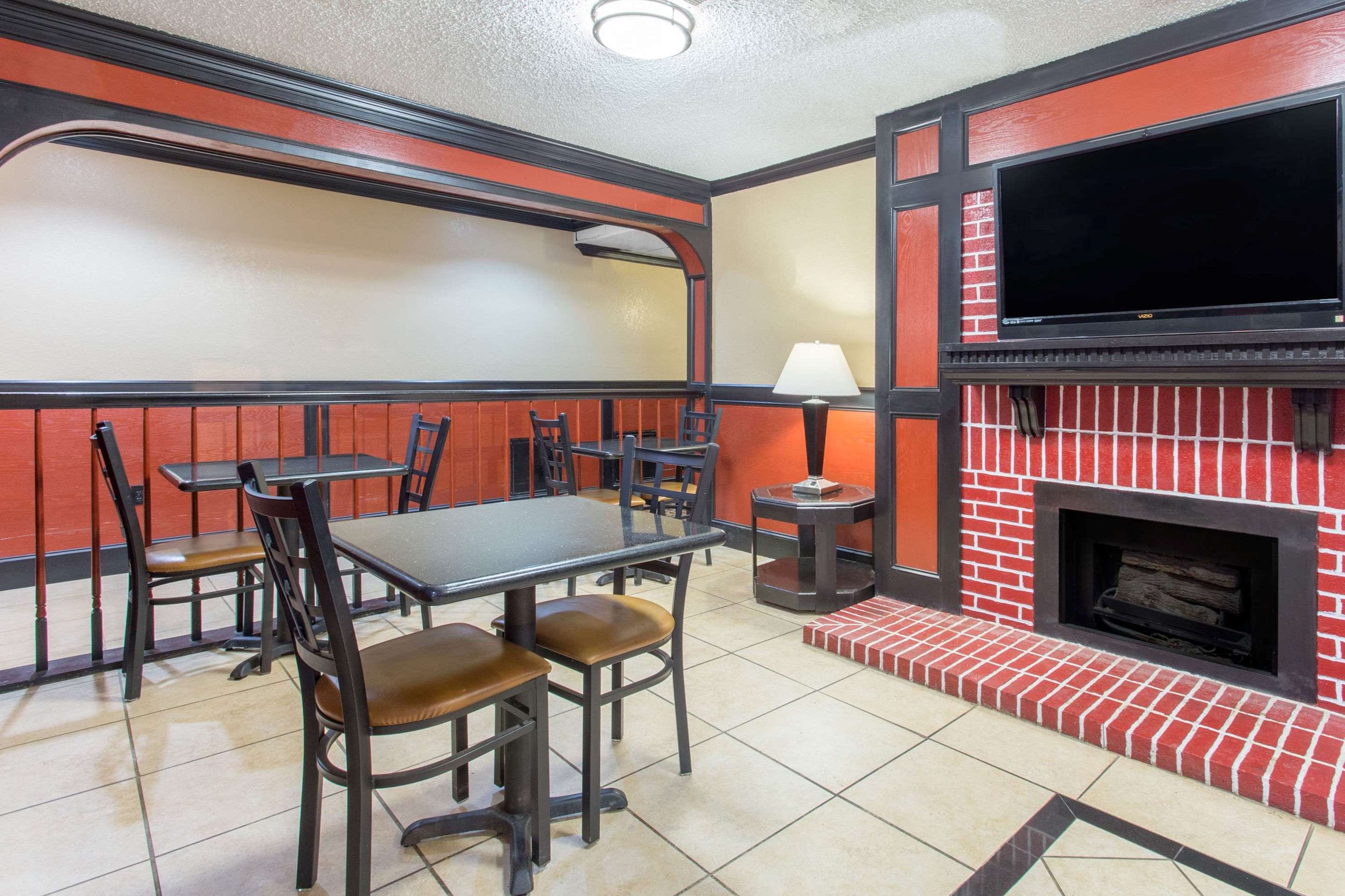 Lobby | Super 8 by Wyndham Texarkana AR