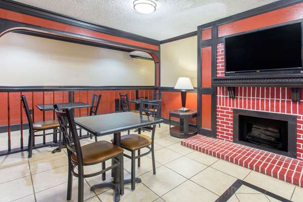  - Super 8 Hotel Texarkana - I-30, Exit 223
