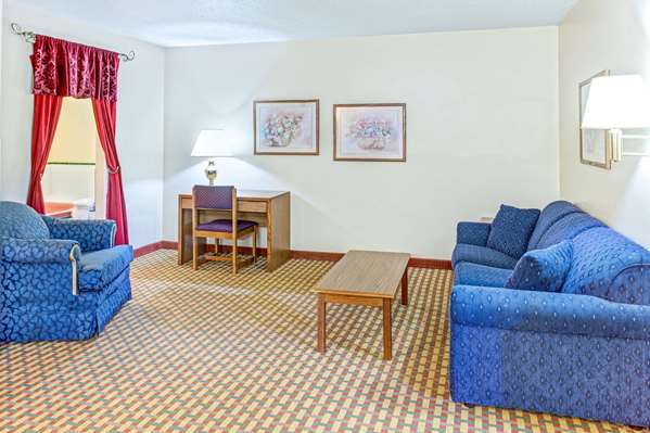 Suite - Super 8 Hotel Mt Vernon