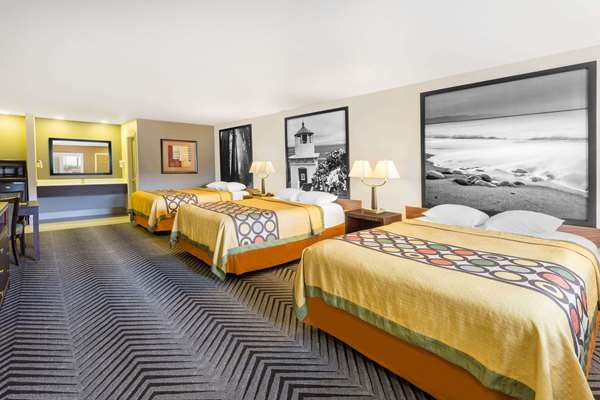 Suite - Super 8 Motel Fortuna