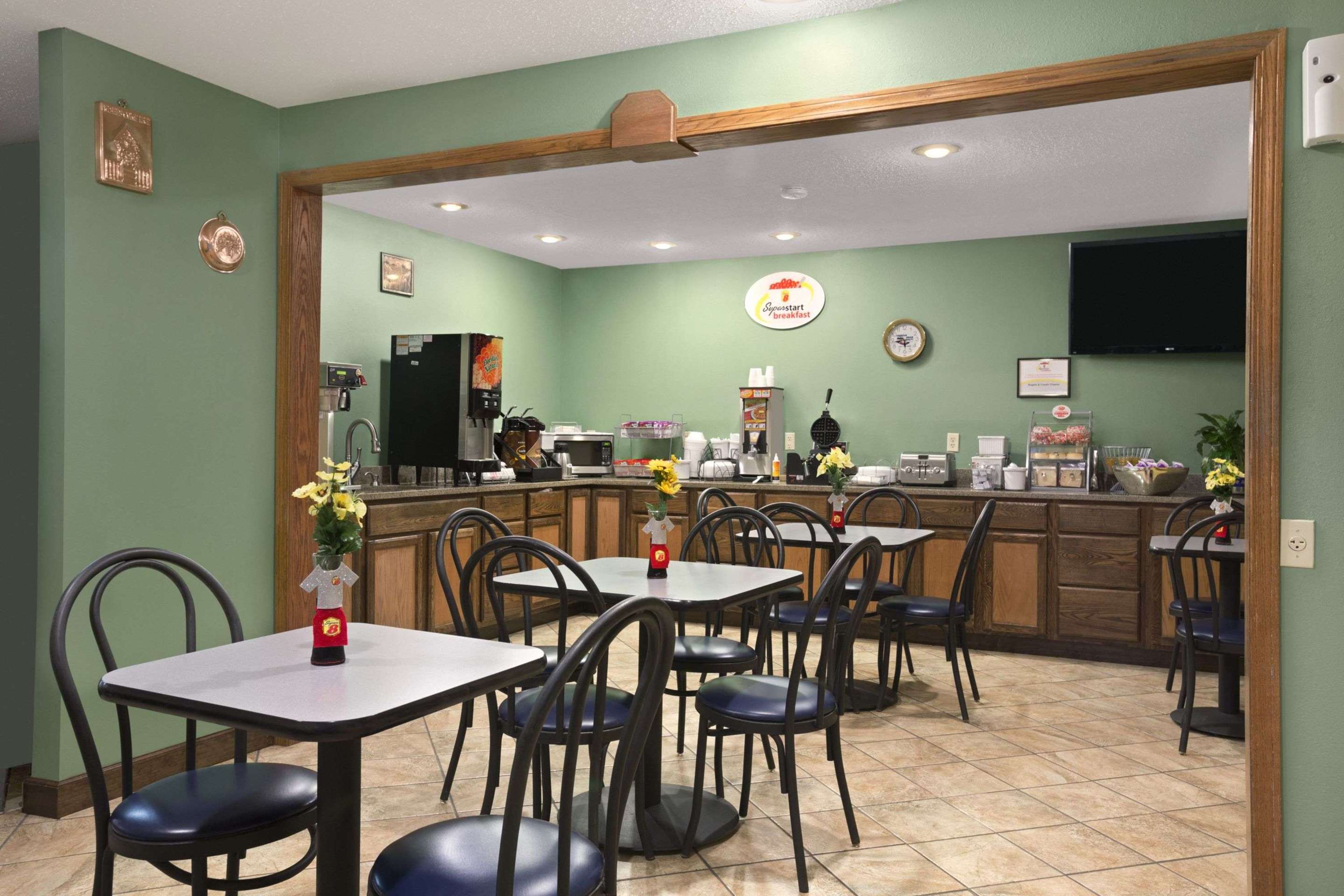 Breakfast Area | Super 8 by Wyndham Russellville