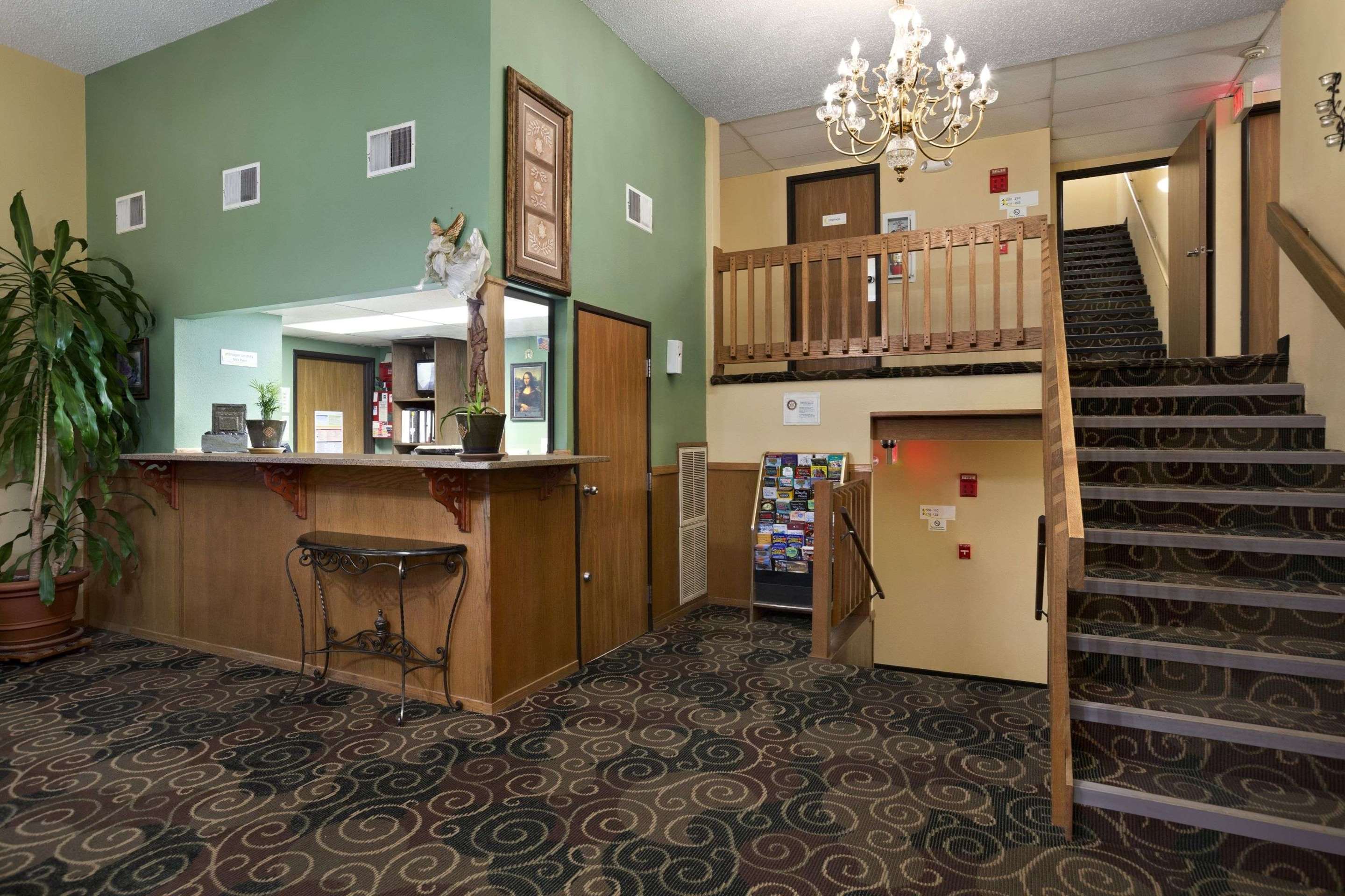 Lobby | Super 8 by Wyndham Russellville