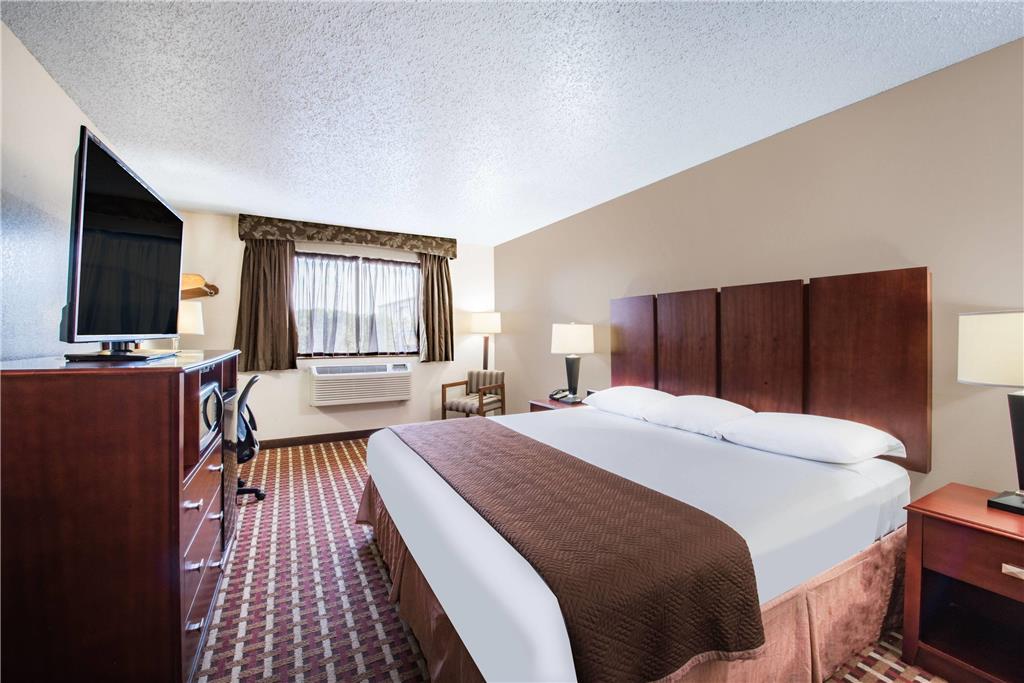 SUPER 8 BY WYNDHAM HARLINGEN TX-guestroom-Guest Room,On-Site.jpg