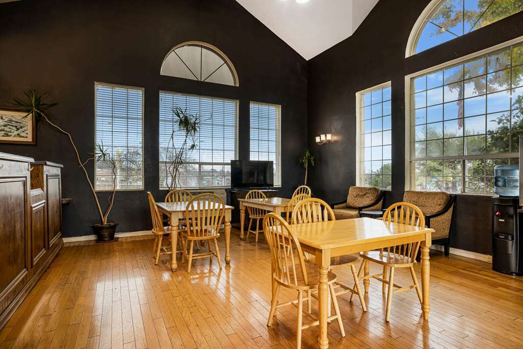 SUPER 8 BY WYNDHAM AUBURN-guestroom-Sitting area,On-Site.jpg