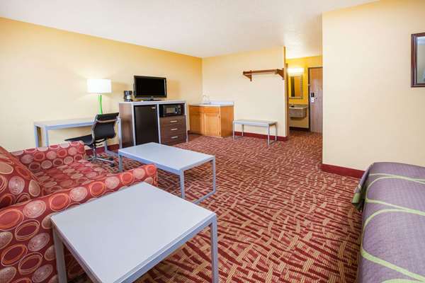 Suite - Super 8 Hotel Van Buren - I-40, Exit 5