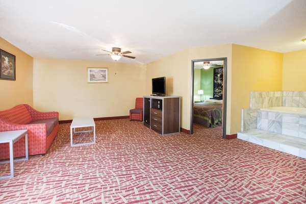 Suite - Super 8 Hotel Van Buren - I-40, Exit 5