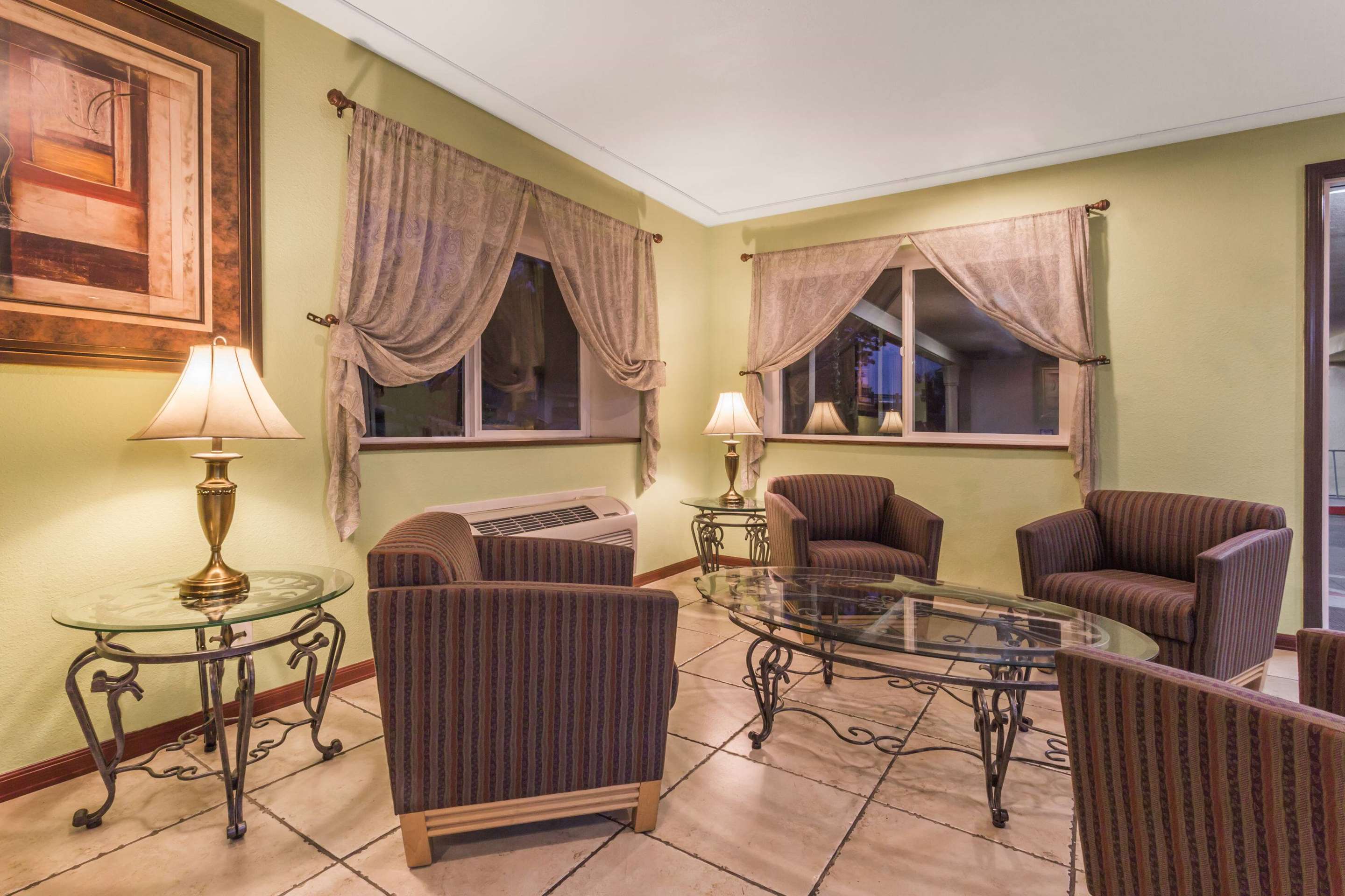 Lobby | Super 8 by Wyndham Sacramento