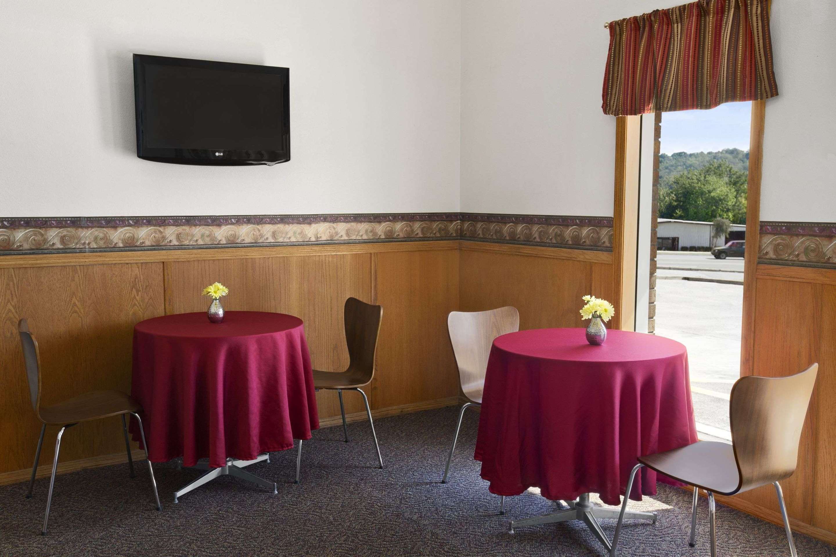Breakfast Area | Super 8 by Wyndham Batesville