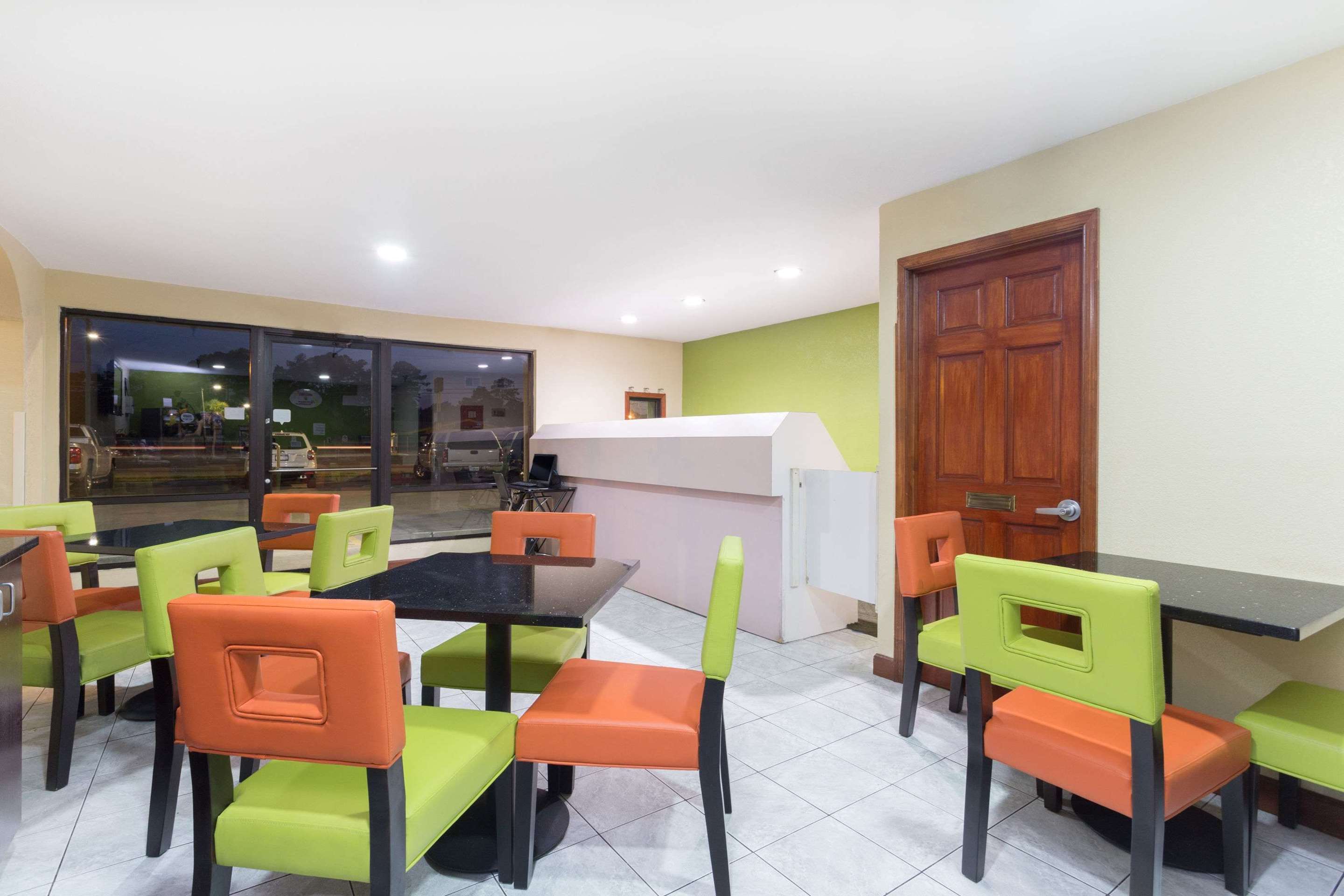 Lobby | Super 8 by Wyndham Brunswick/St Simons Island Area