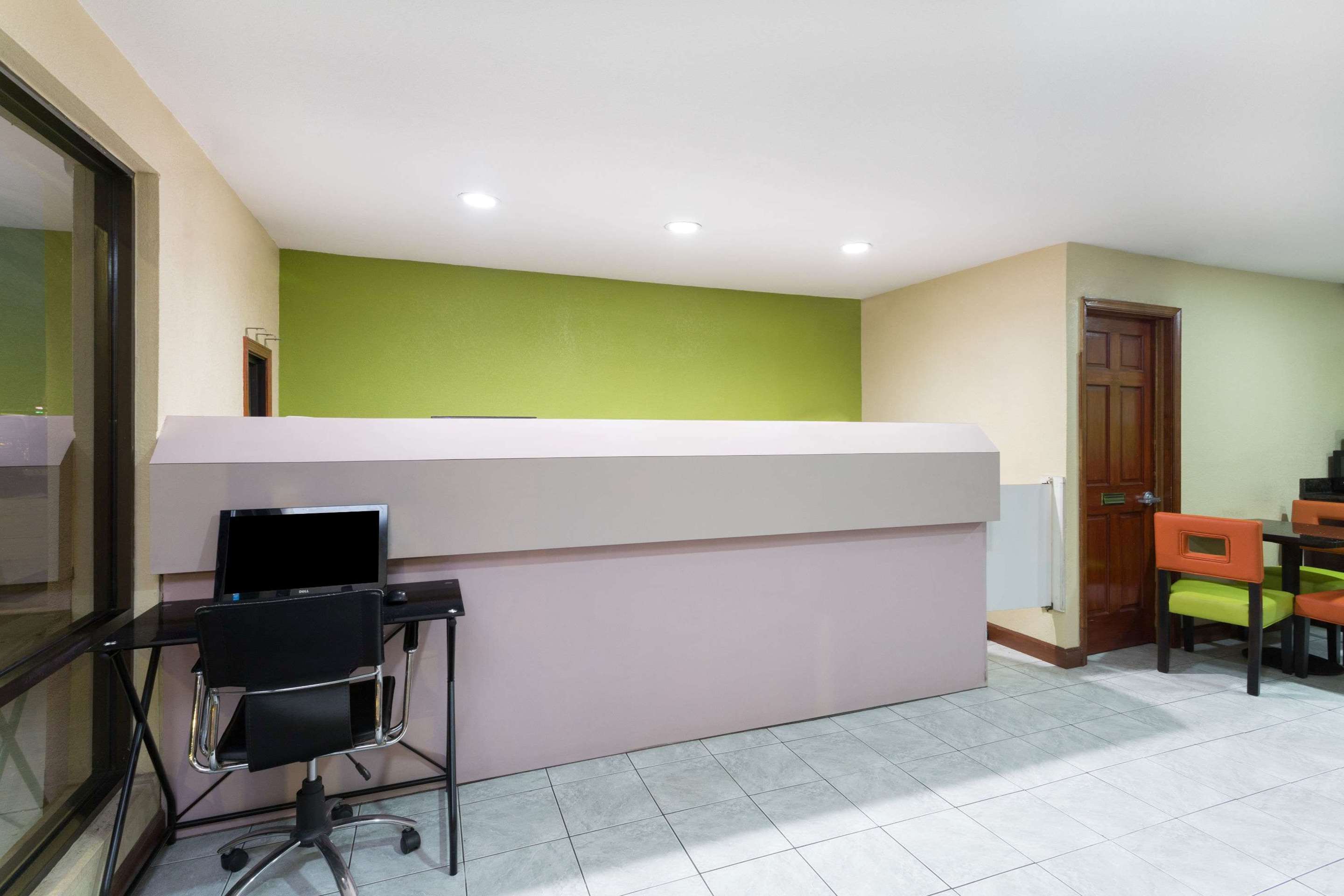 Lobby | Super 8 by Wyndham Brunswick/St Simons Island Area