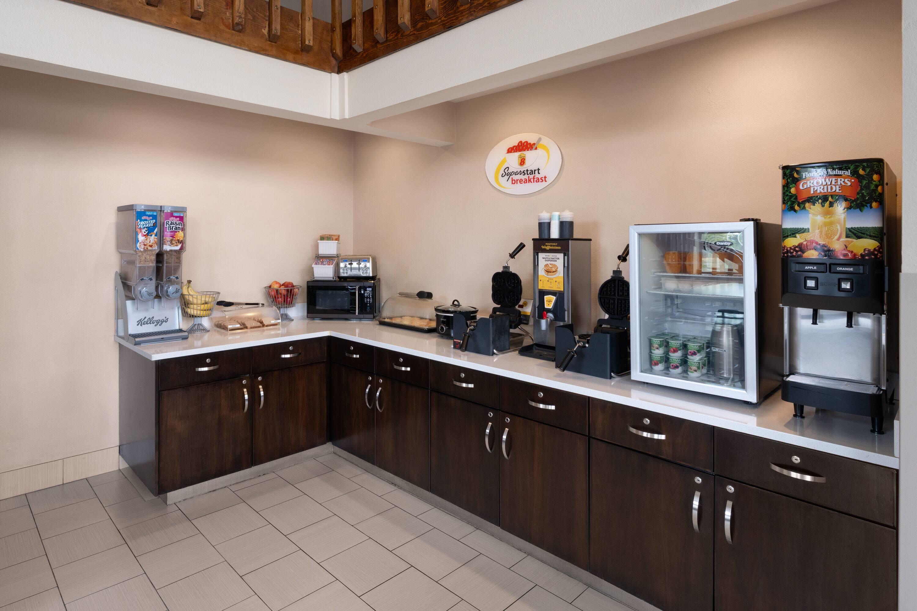 Lobby | Super 8 by Wyndham Longmont/Twin Peaks