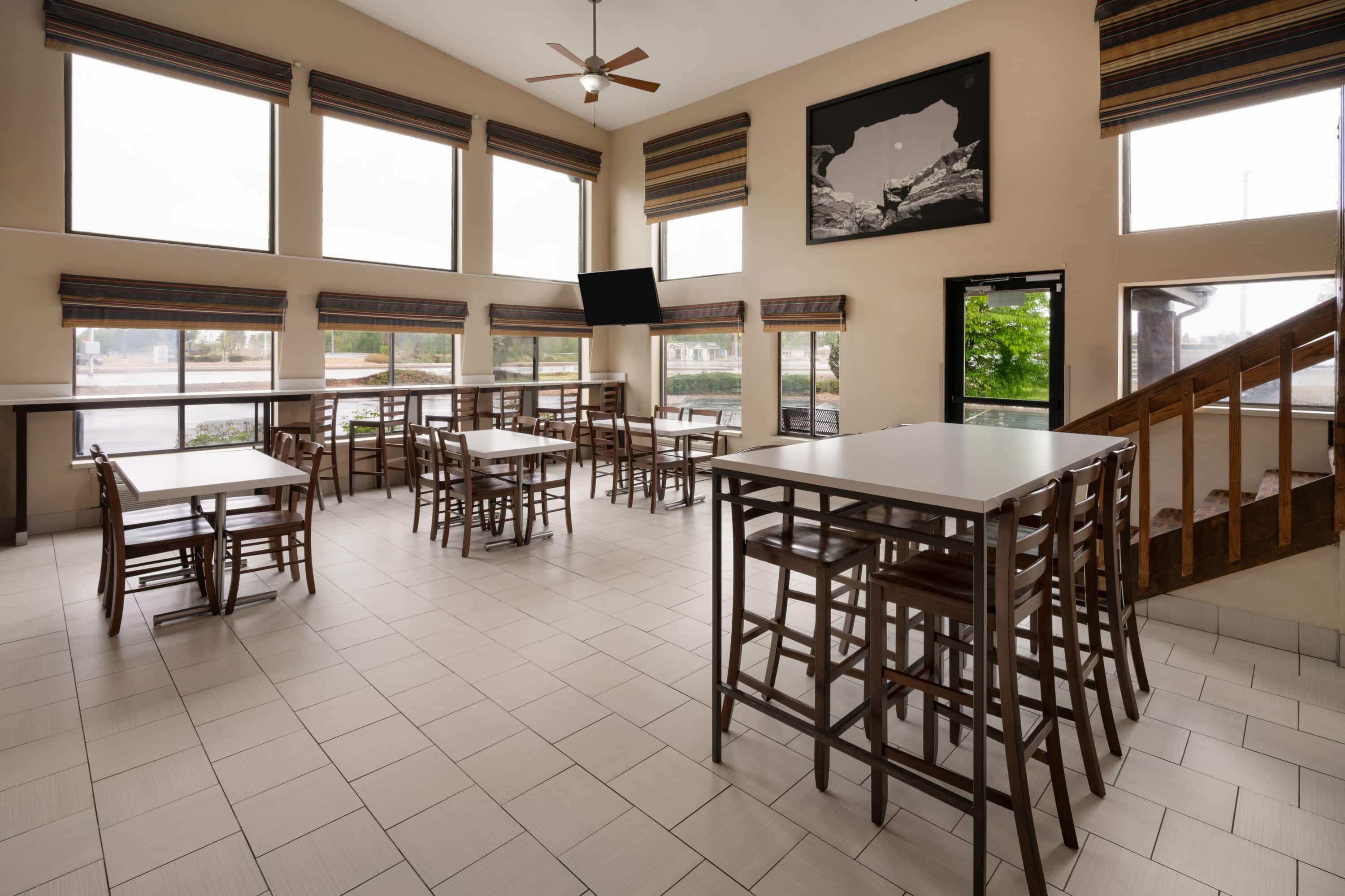 Lobby | Super 8 by Wyndham Longmont/Twin Peaks