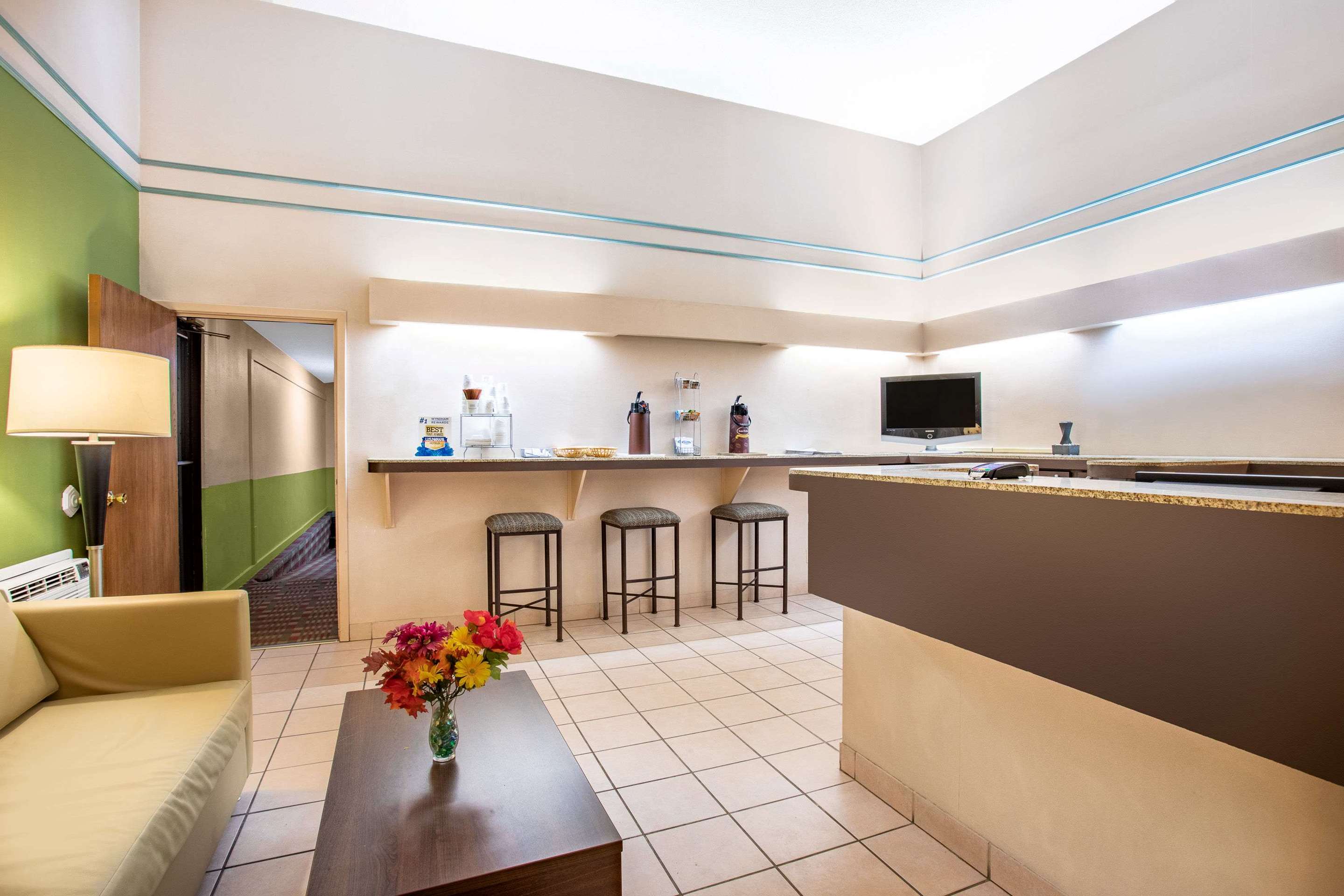 Lobby | Super 8 by Wyndham Craig
