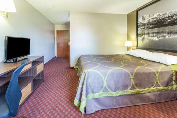  - Super 8 Hotel Del Camino Longmont - I-25, Exit 240