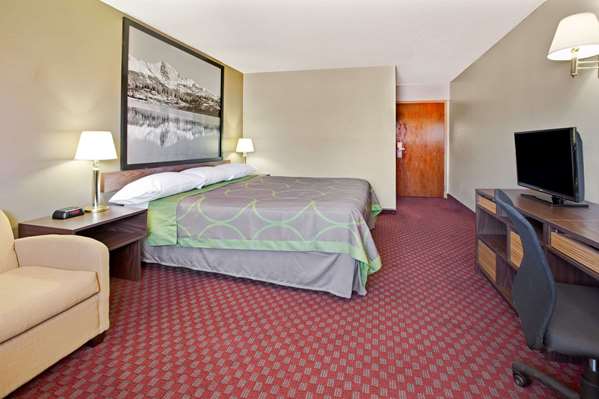  - Super 8 Hotel Del Camino Longmont - I-25, Exit 240