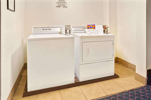  - Super 8 Hotel Del Camino Longmont - I-25, Exit 240