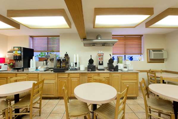  - Super 8 Hotel Cortez