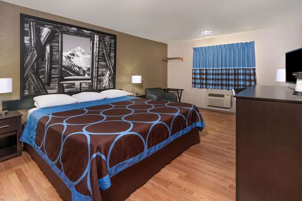  - Super 8 Hotel Cortez